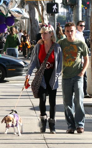 Frankie Muniz friend beagle