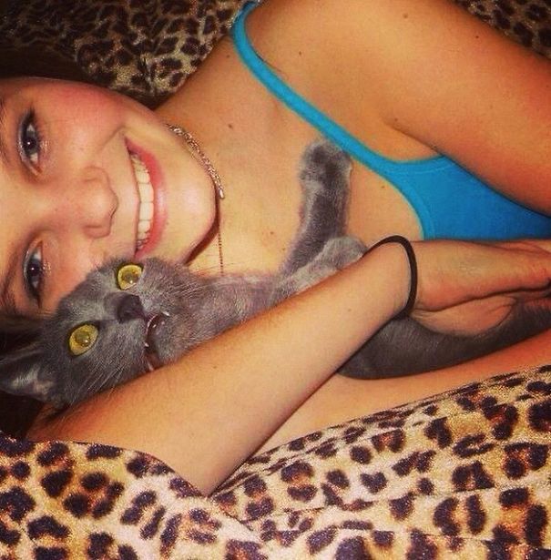 Girlfriend Tried To Take A Selfie With Our Cat Oliver Girlfriend Tried To Take A Selfie With Our Cat Oliver