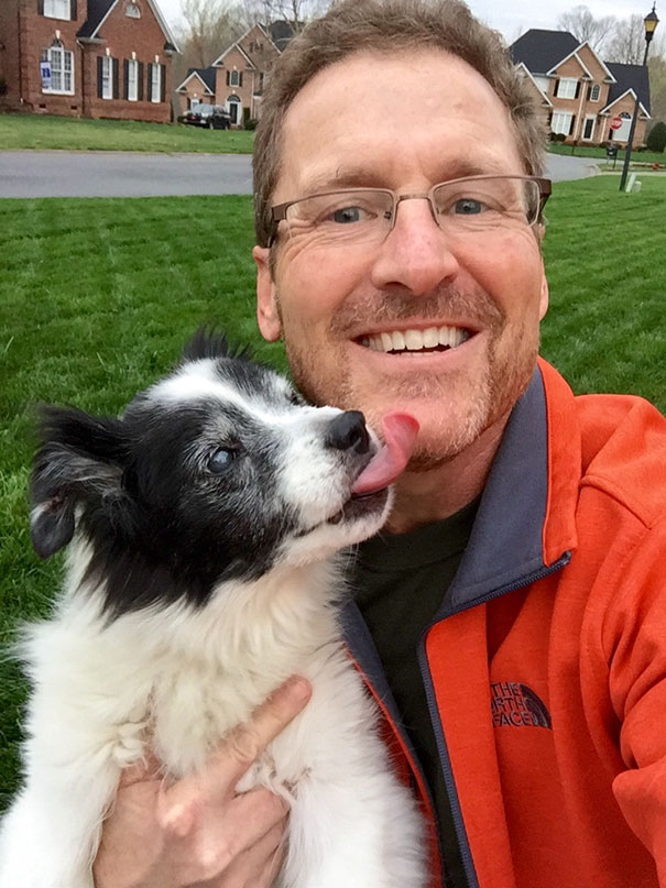 My Dad Would Never Admit How Much He Loves Our Old Dog. But After Finding This Picture On His Phone, He Doesn't Have To My Dad Would Never Admit How Much He Loves Our Old Dog. But After Finding This Picture On His Phone, He Doesn't Have To