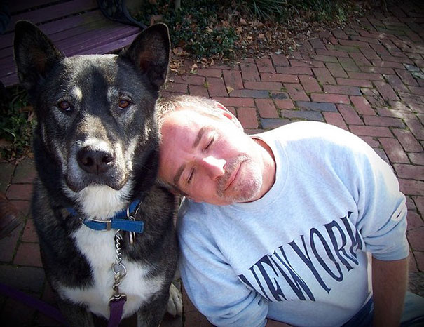 My Dad Would Never Admit How Much He Loves Our Old Dog. But After Finding This Picture On His Phone, He Doesn't Have To My Dad Would Never Admit How Much He Loves Our Old Dog. But After Finding This Picture On His Phone, He Doesn't Have To