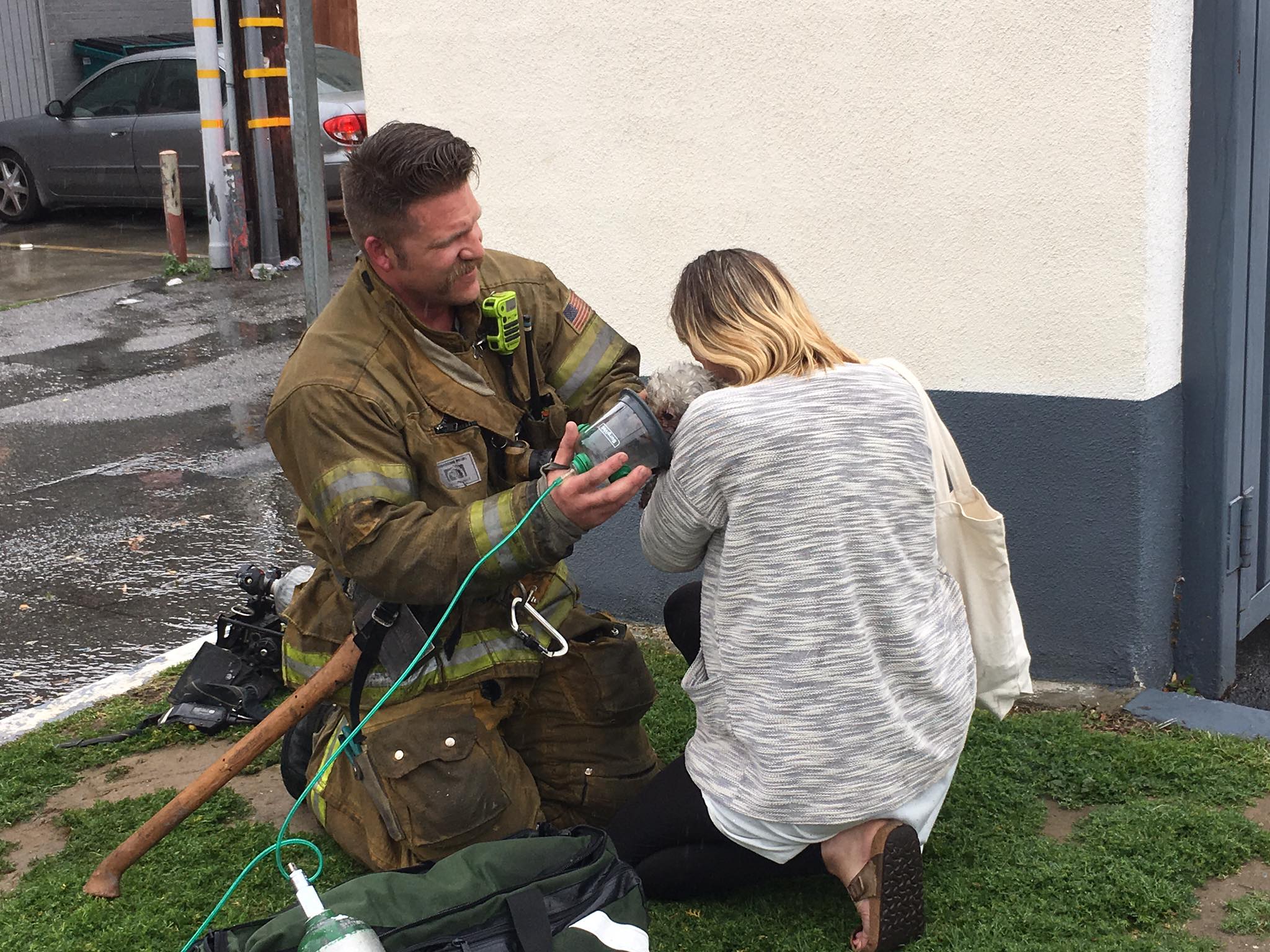 Тысячи спасенных жизней. Пожарный спасает. Пожарный спасает ребенка.