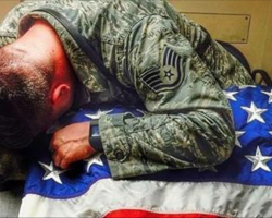 Soldier and dog form an unbreakable bond – Soldier stays by dying dog’s until very end