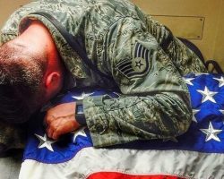 Soldier stays by dying dog ‘till very end – then honors him in the most amazing way
