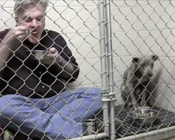 Vet Eats In Rescue Dog’s Cage To Make Her Feel Safe