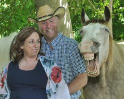 Laughing horse steals the show by photobombing couple’s maternity shoot