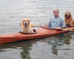Man builds a customized kayak so he can go on the water with his two dogs