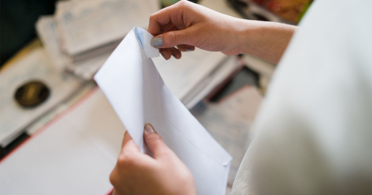 Woman asks neighbor to watch dogs – then receives a letter from him that reduces her to tears