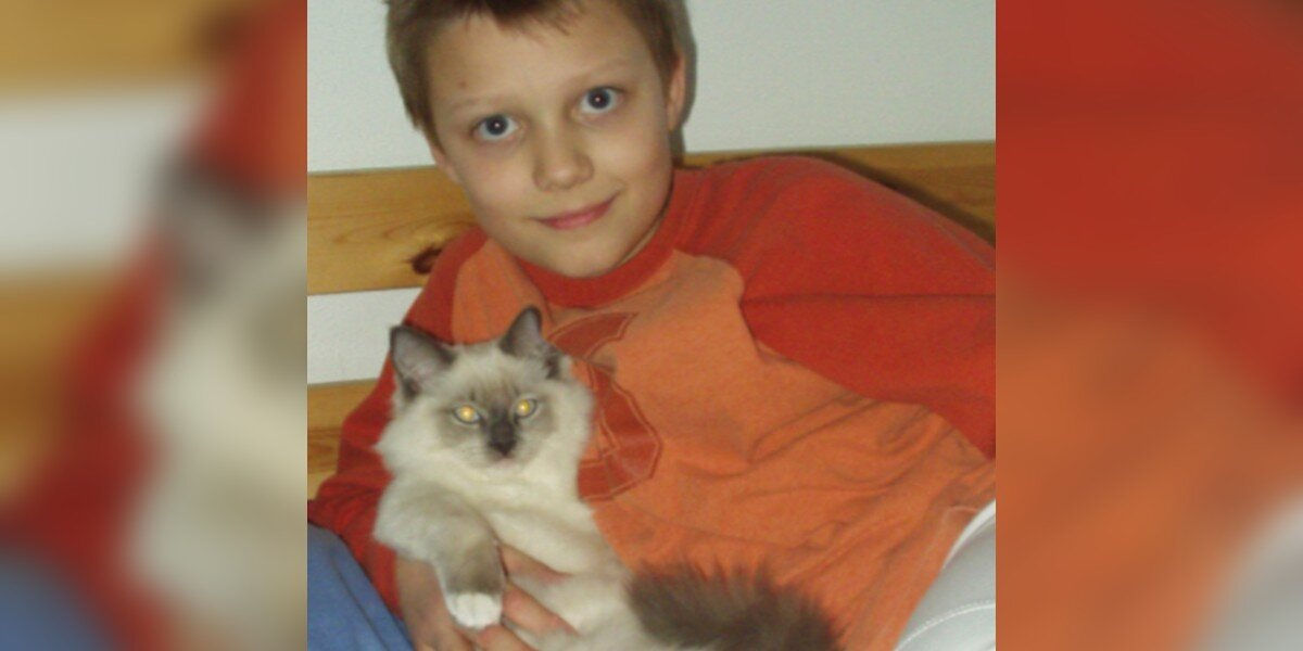 Man Recreates Childhood Photo With His Cat 20 Years Later — Right Before Saying Goodbye