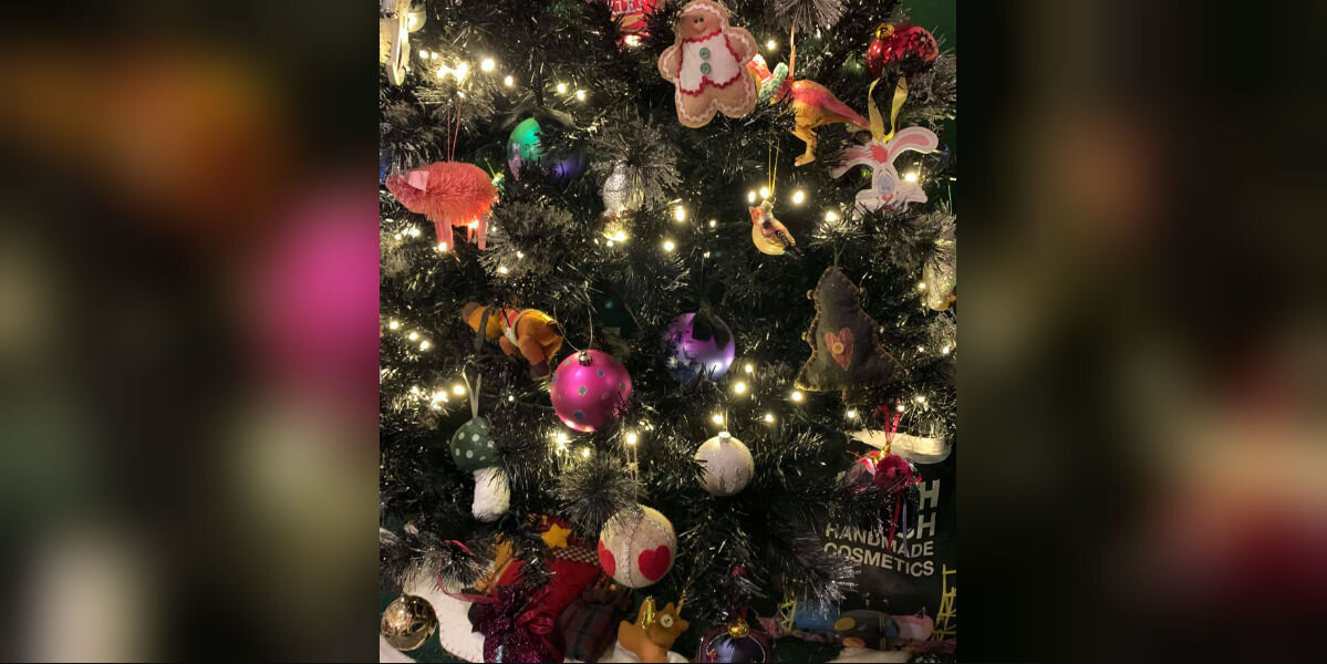 Everyone’s Trying — and Failing — to Spot the Cat Hidden in This Christmas Tree